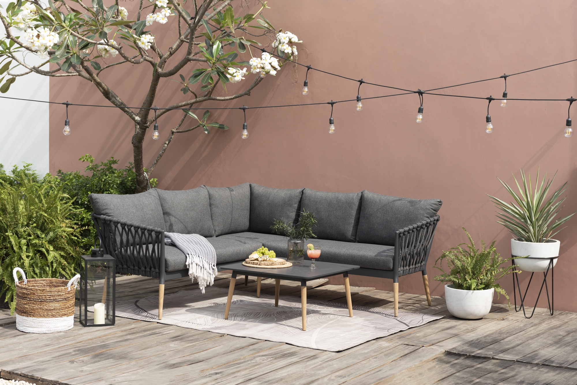 Lifestyle Garden Ipanema utegrupp med hörnsoffa och bord - Grå Lifestyle Garden Ipanema utegrupp med hörnsoffa och bord - Grå