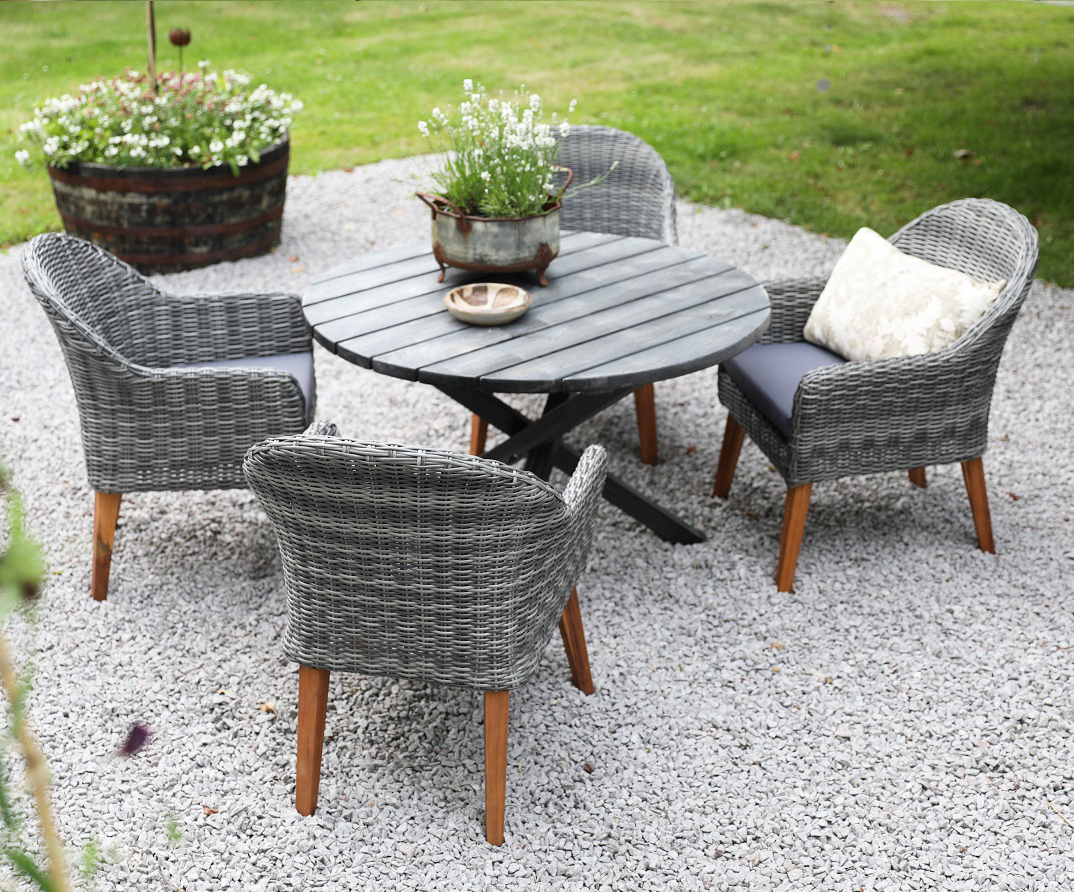 Matgrupp Mercury: Scottsdale runt bord i shabby Chic grå inklusive 4 st Valetta fåtöljer i grå konstrotting Matgrupp Mercury: Scottsdale runt bord i shabby Chic grå inklusive 4 st Valetta fåtöljer i grå konstrotting