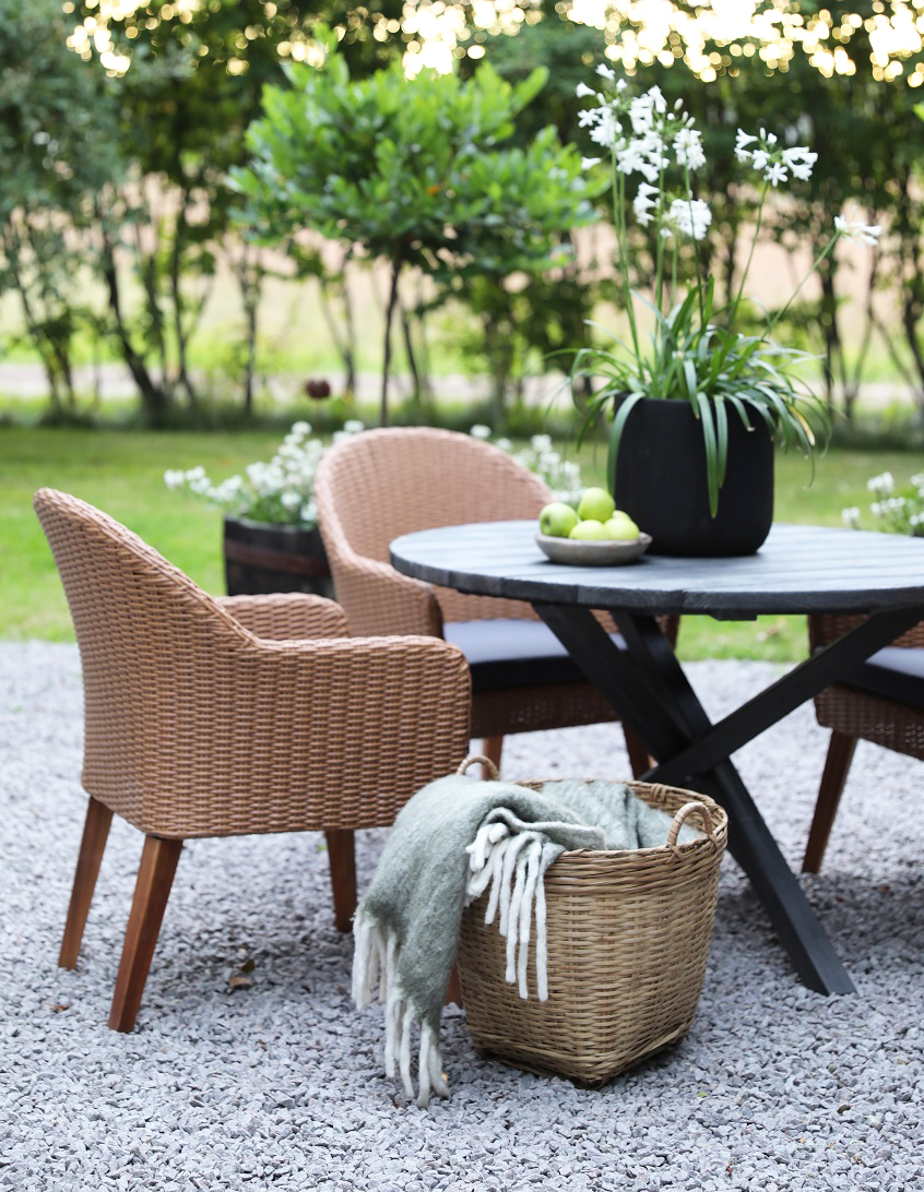 Matgrupp Mercury: Scottsdale runt bord i Shabby Chic grå inklusive 4 st Valetta fåtöljer i naturfärgad konstrotting Matgrupp Mercury: Scottsdale runt bord i Shabby Chic grå inklusive 4 st Valetta fåtöljer i naturfärgad konstrotting