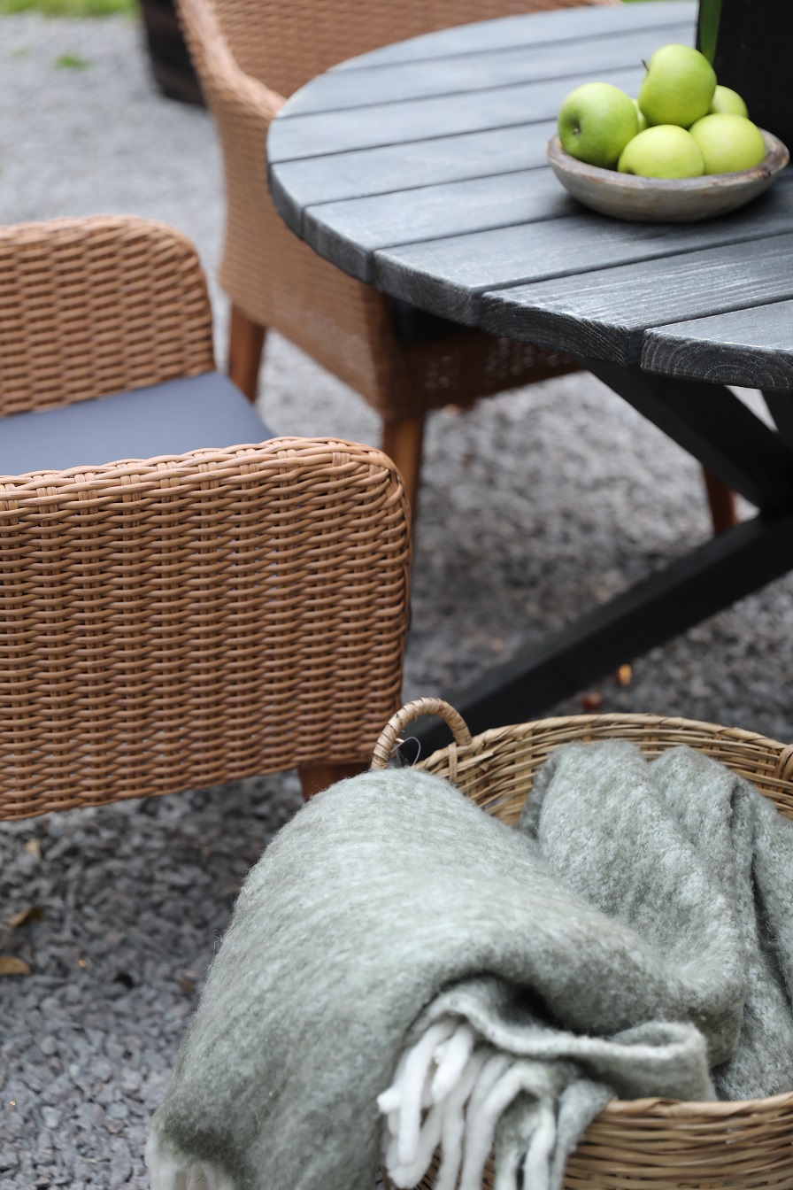 Matgrupp Mercury: Scottsdale runt bord i Shabby Chic grå inklusive 4 st Valetta fåtöljer i naturfärgad konstrotting Matgrupp Mercury: Scottsdale runt bord i Shabby Chic grå inklusive 4 st Valetta fåtöljer i naturfärgad konstrotting