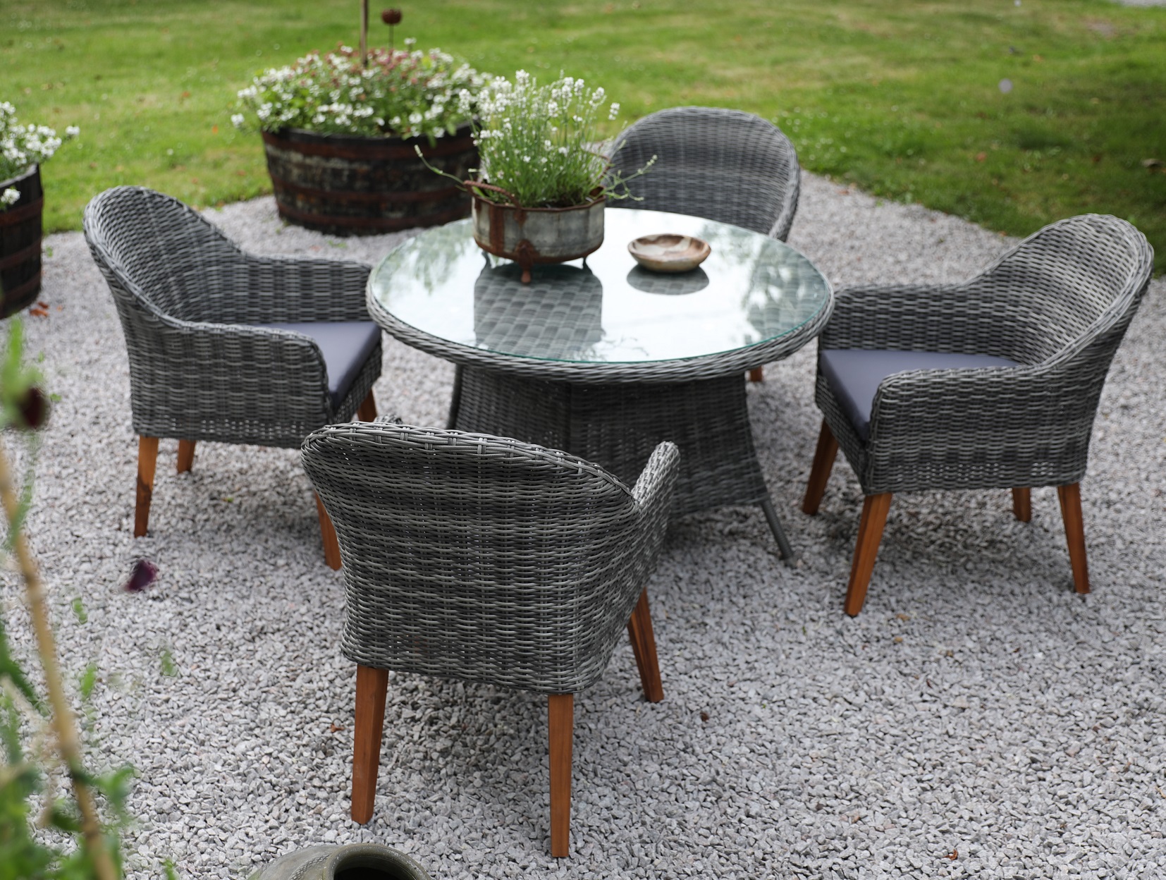 Jacksonville utematgrupp; 110 cm runt bord inkl 4 st Valetta fåtöljer grå konstrotting Jacksonville utematgrupp; 110 cm runt bord inkl 4 st Valetta fåtöljer grå konstrotting