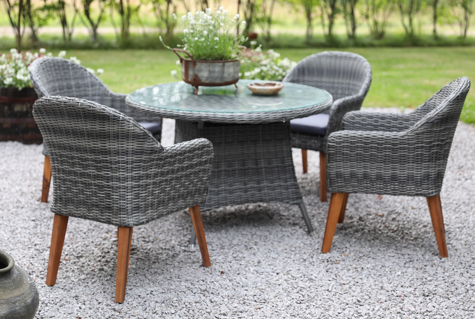 Jacksonville utematgrupp; 110 cm runt bord inkl 4 st Valetta fåtöljer grå konstrotting Jacksonville utematgrupp; 110 cm runt bord inkl 4 st Valetta fåtöljer grå konstrotting