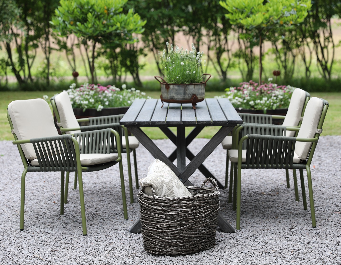 Matgrupp Scottsdale bord 150 cm i Shabby Chic grå inklusive 4 st gröna stapelbara Lincoln stolar Matgrupp Scottsdale bord 150 cm i Shabby Chic grå inklusive 4 st gröna stapelbara Lincoln stolar