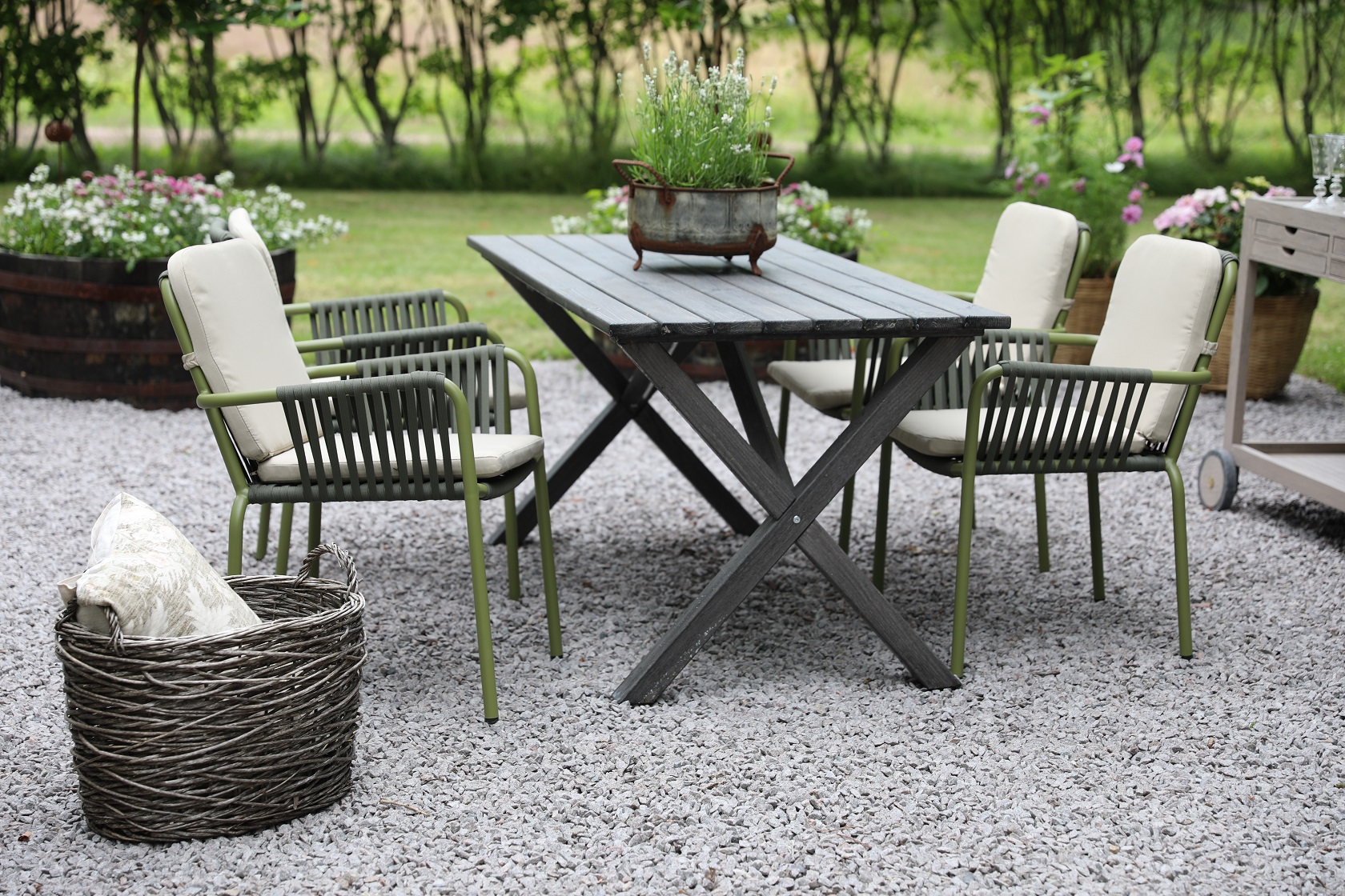 Matgrupp Scottsdale bord 150 cm i Shabby Chic grå inklusive 4 st gröna stapelbara Lincoln stolar Matgrupp Scottsdale bord 150 cm i Shabby Chic grå inklusive 4 st gröna stapelbara Lincoln stolar