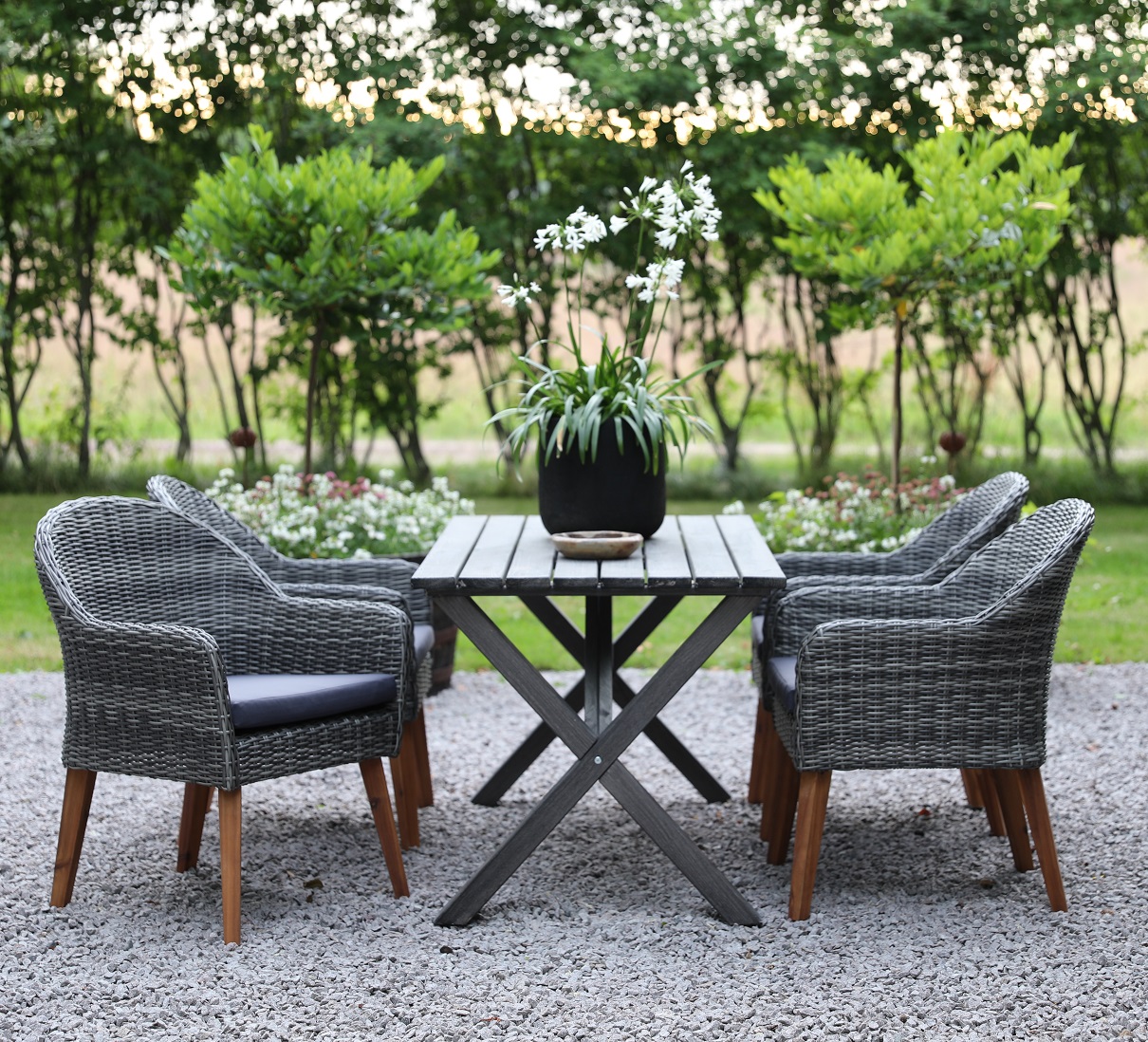 Matgrupp Scottsdale bord 150 cm i Shabby Chic gr inklusive 4 st Valetta ftljer i gr konstrotting