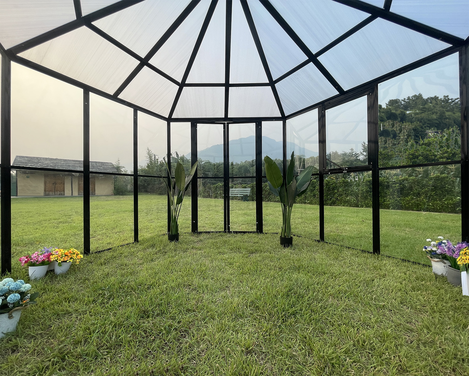 Växthus Miranda V.2 med härdat glas - Svart 9,0 m² + Växthusrengöring Växthus Miranda V.2 med härdat glas - Svart 9,0 m² + Växthusrengöring