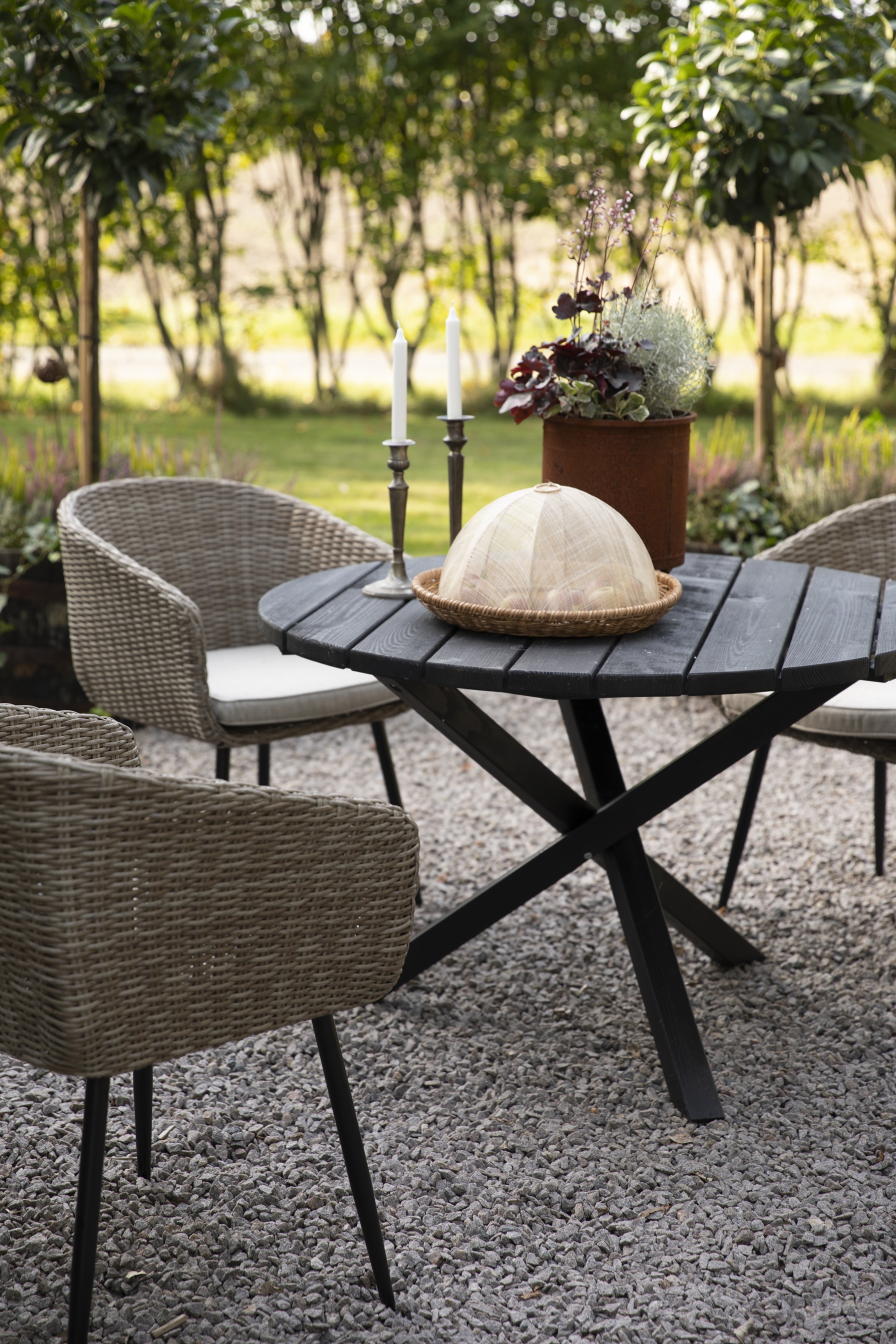 Scottsdale runt utebord 112 cm -Svartlaserad furu