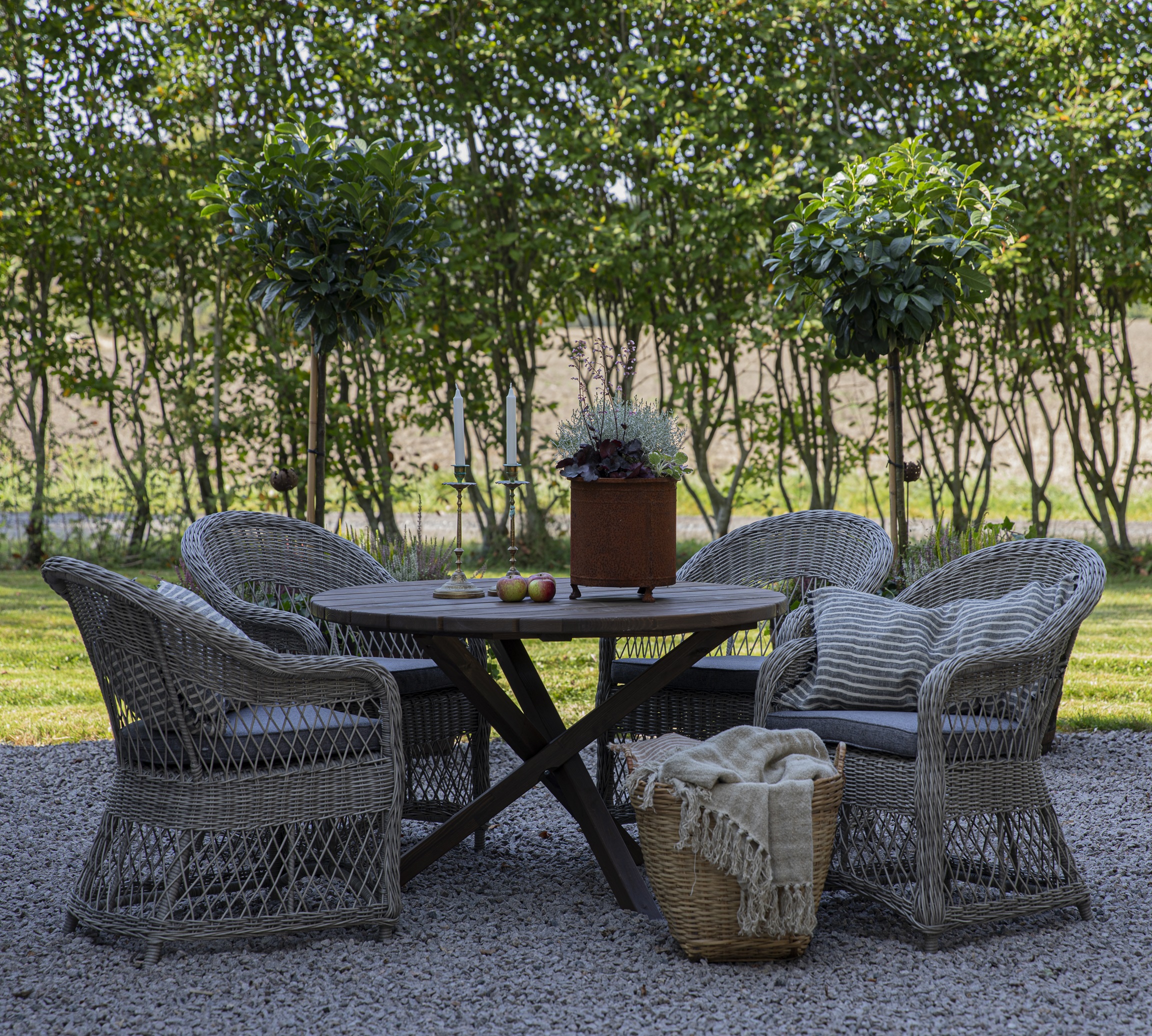 Scottsdale runt utebord 112 cm -Brunlaserad furu