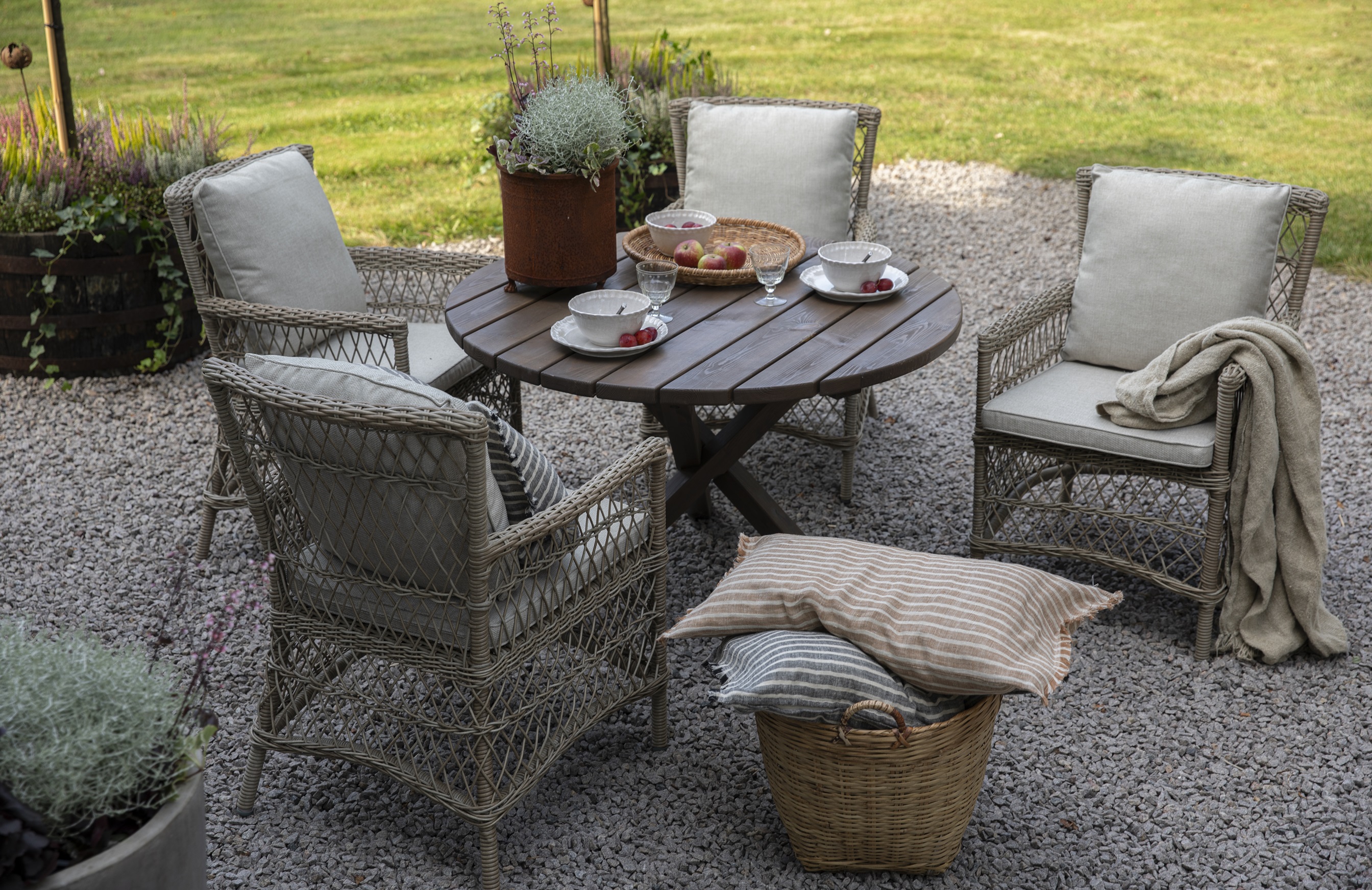 Scottsdale runt utebord 112 cm -Brunlaserad furu