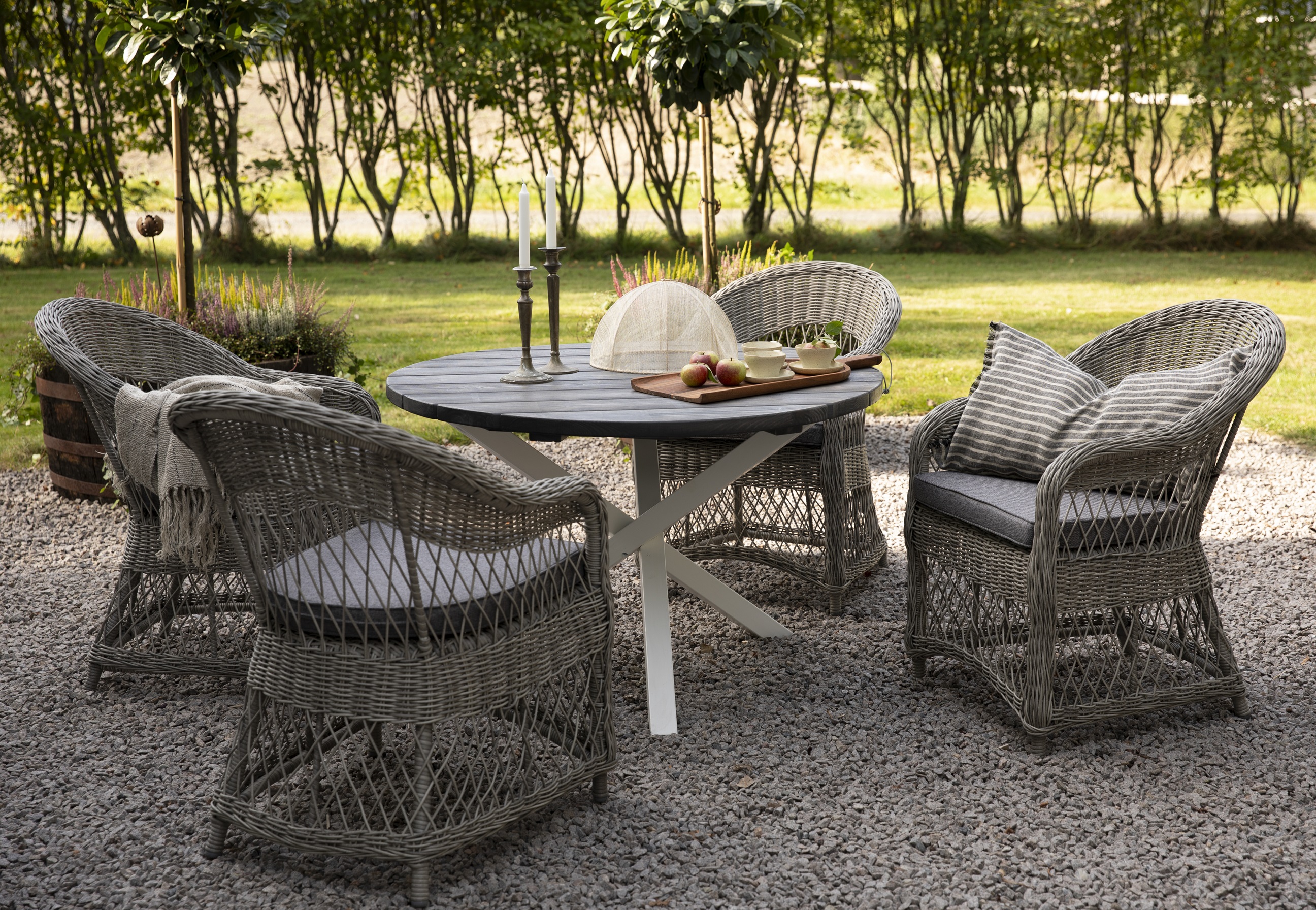 Marbella grå rottingfåtölj med dyna Marbella grå rottingfåtölj med dyna