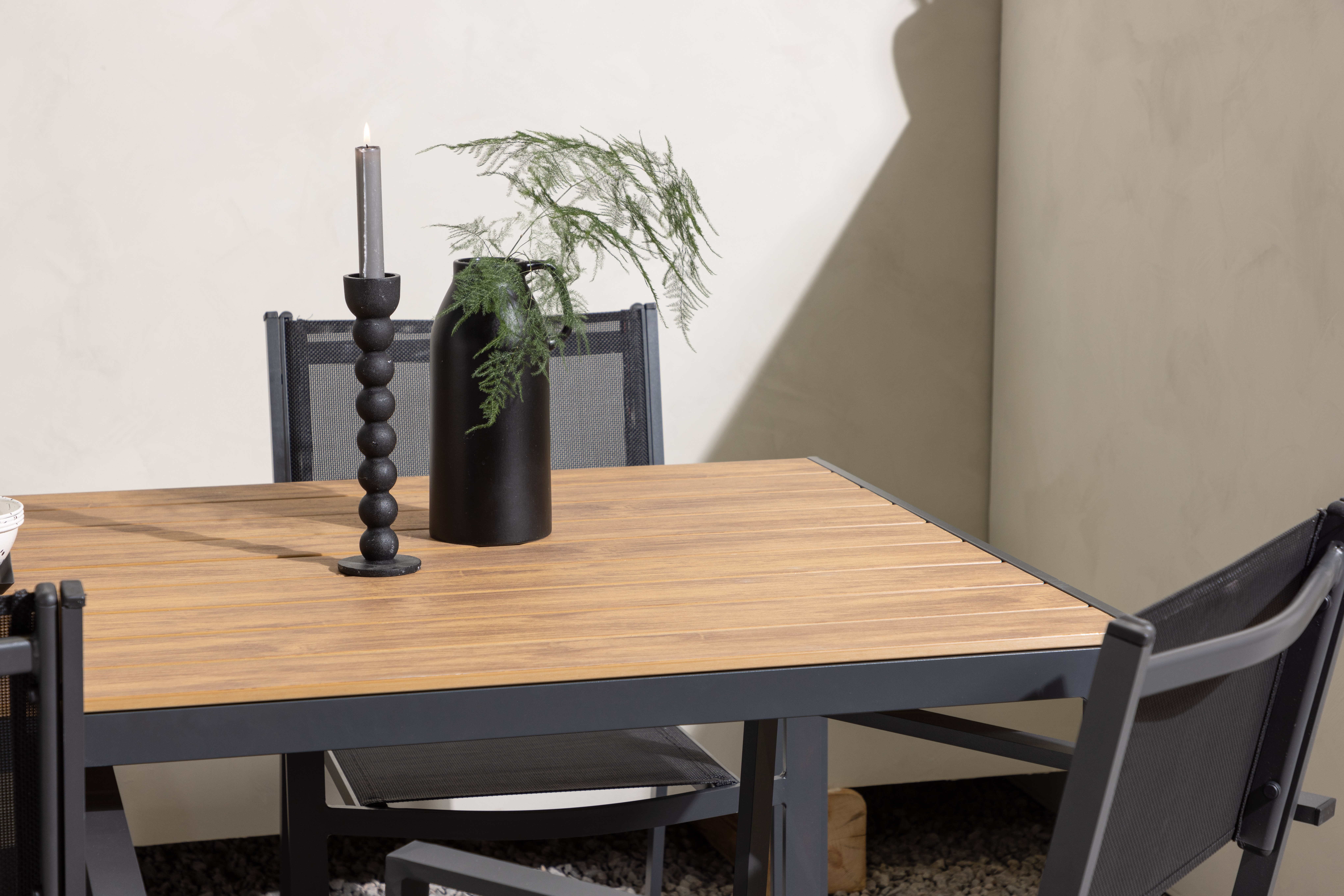 Chania matgrupp; 6 st Copacabana stolar med matbord 205 x 90 cm - Svart/natur