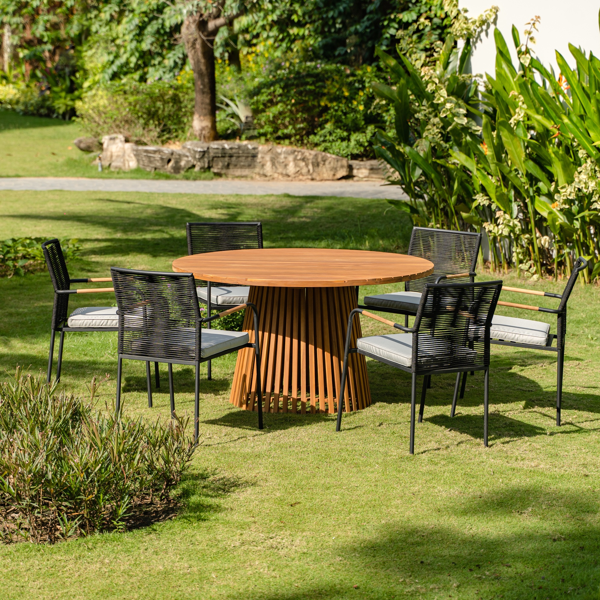 Stork runt matbord i acacia 140 cm