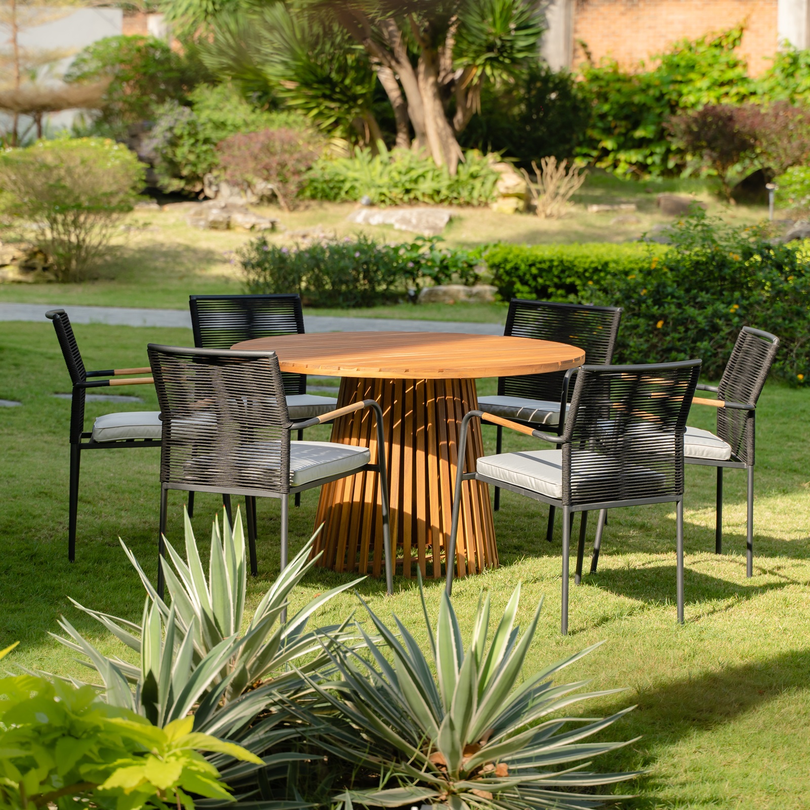 Stork runt matbord i acacia D120 cm