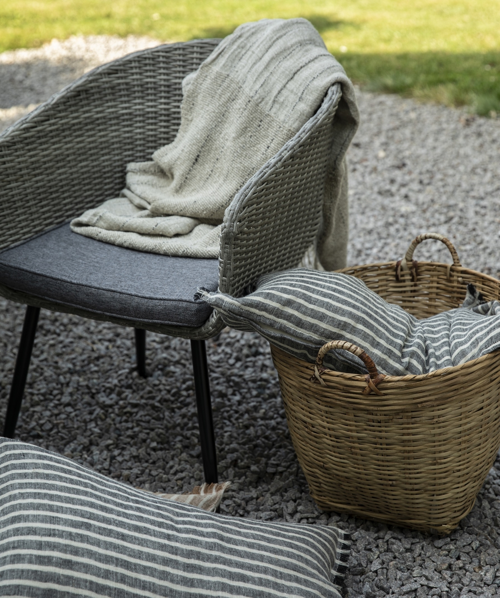 Trädgårdsstol - Aster | grå konstrotting med dyna Trädgårdsstol - Aster | grå konstrotting med dyna