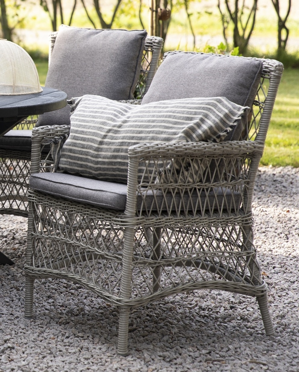 Provence utefåtölj i grå konstrotting Provence utefåtölj i grå konstrotting