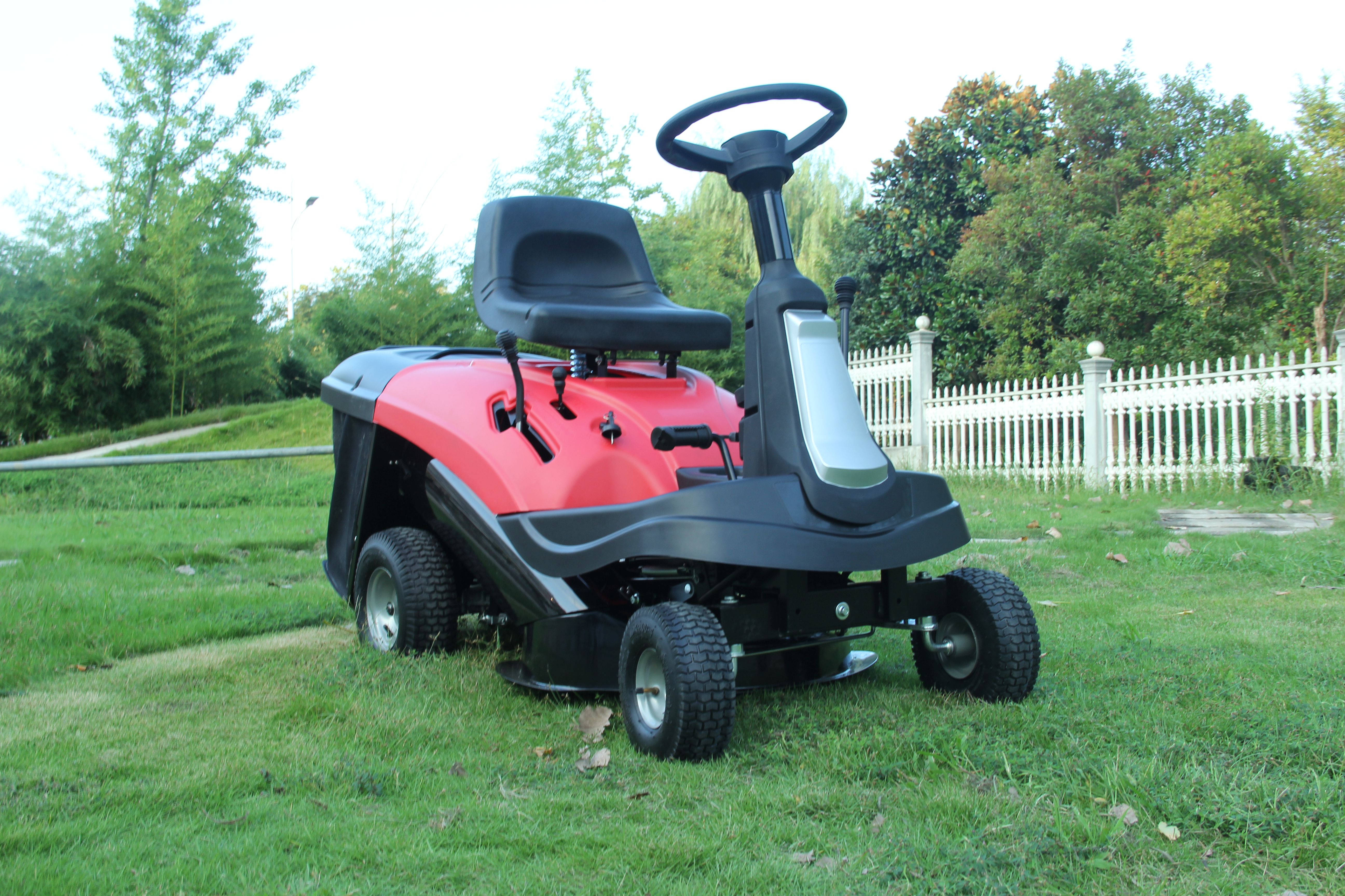 åkgräsklippare 24   196 cc - 4,8 kw -  4 växlar , röd