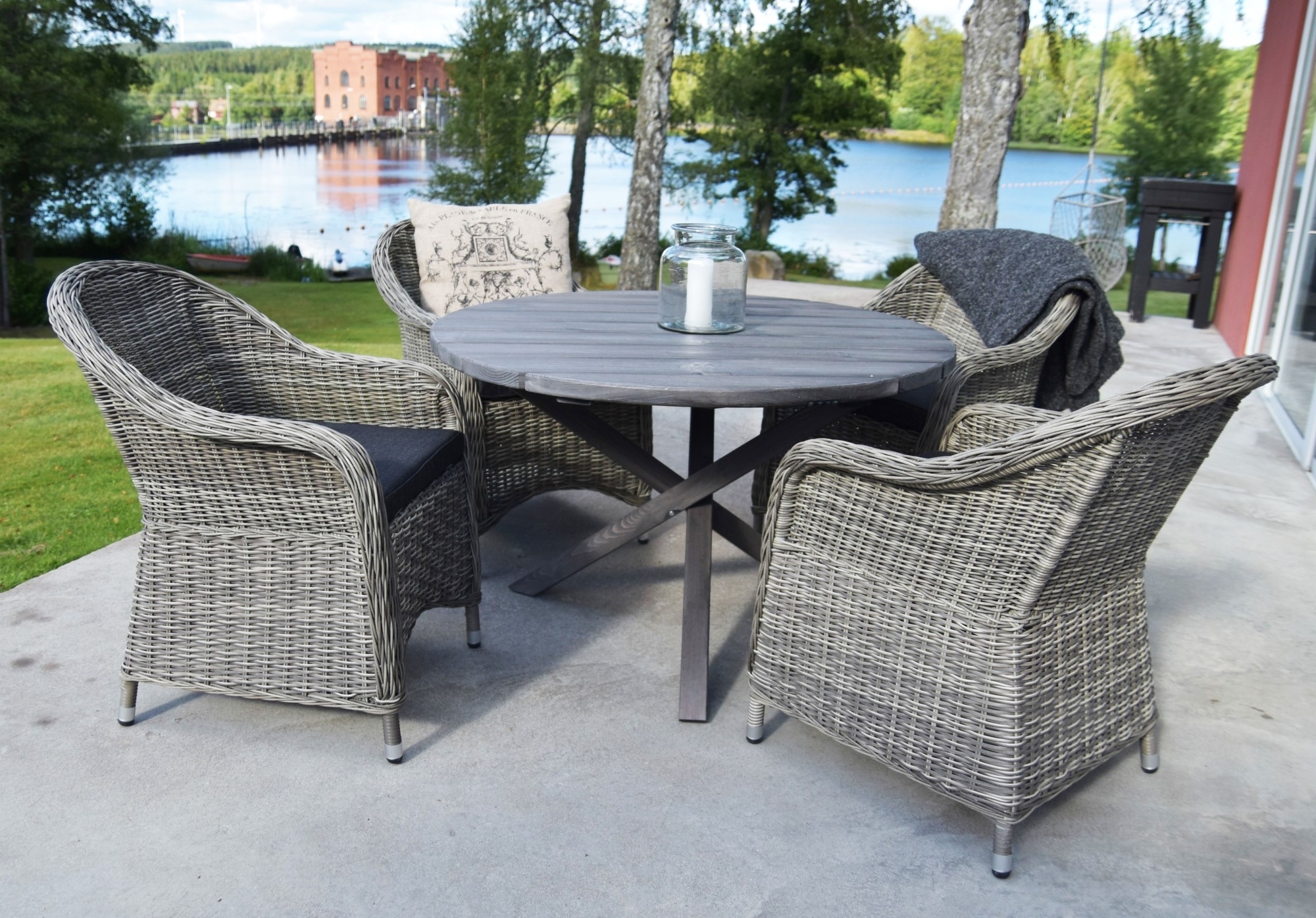 Scottsdale runt utebord 112 cm -Svartlaserad furu