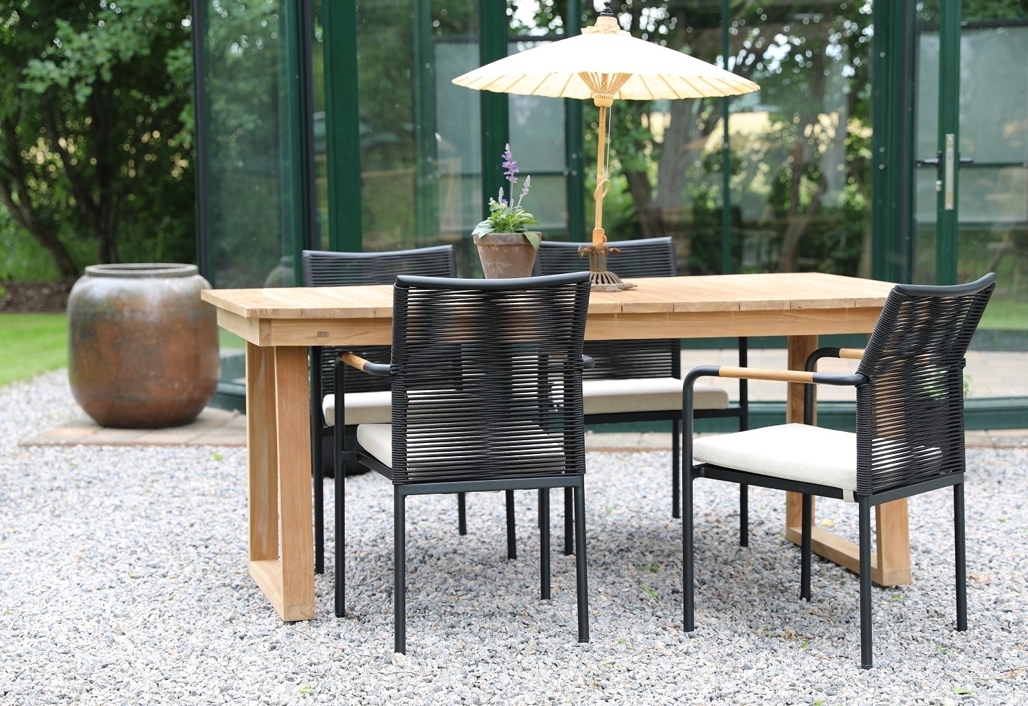 Saltö utematgrupp matbord 180x100 cm med 4 st Skanör karmstolar - Teak/Svart Saltö utematgrupp matbord 180x100 cm med 4 st Skanör karmstolar - Teak/Svart