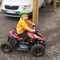Kundbild Mini-fyrhjuling Red-Spider - 800W: Bilden föreställer Albin körande...
