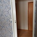 Här är karmen och dörren monterad och det blev riktigt bra! Pocketkarm till infälld skjutdörr