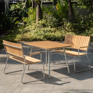 Utegrupp i teak: 2 st soffor med matbord 120x80 cm - Möllan Utegrupp i teak: 2 st soffor med matbord 120x80 cm - Möllan