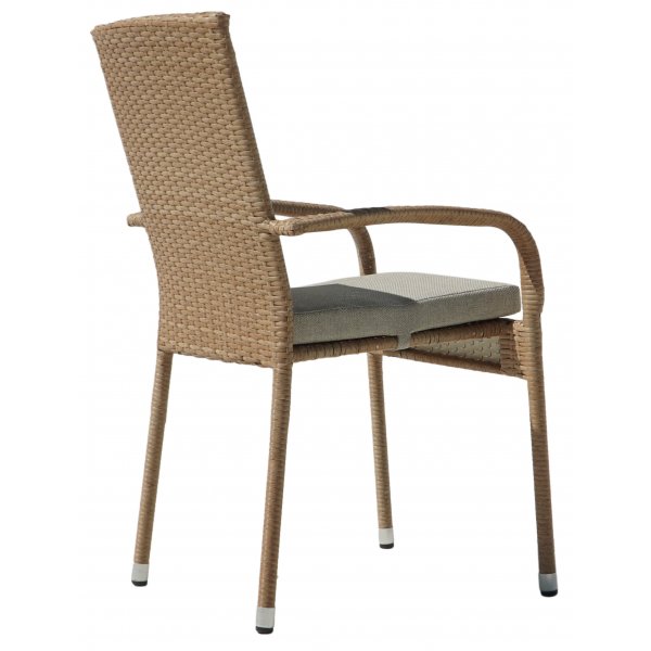 Majken pinottava ulkotuoli tyynyllä - Luonnonvärinen synteettinen rottinki beigellä istuintyynyllä + Puhdistussuihke ulkokalusteisiin Majken pinottava ulkotuoli tyynyllä - Luonnonvärinen synteettinen rottinki beigellä istuintyynyllä + Puhdistussuihke ulkokalusteisiin