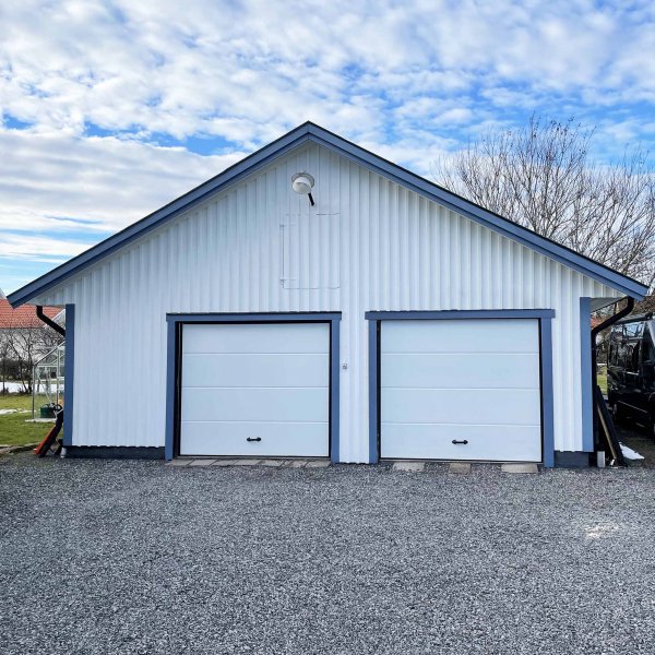 Garageport med motor | 2,4 m bred | Hvid