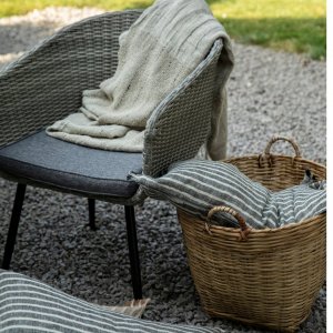 Grauer Gartenstuhl aus synthetischem Rattan mit Kissen und Metallbeinen f�r den Au�enbereich