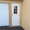En sidodörr på garaget där det tidigare varit ett sopskåp. Komplett trycke - Kromat - Med tillbehör