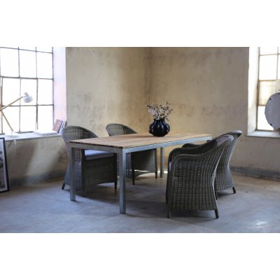 Spisegruppe Alva: Spisebord i teak / galvaniseret stål med 4 Mercury lænestole i brun syntetisk rattan