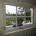 Bytt 50 år gamla fönster i sommarstugan. Snygga och bra kvalitet. Kan rekommenderas! 2-glas överkantshängt träfönster - 1-Luft