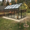 Fin grön färg, som smälter in fint i miljön. Har fått många positiva reaktioner från grannar och vänner om det här växthuset ! Växthus Popular - 6,2 m²