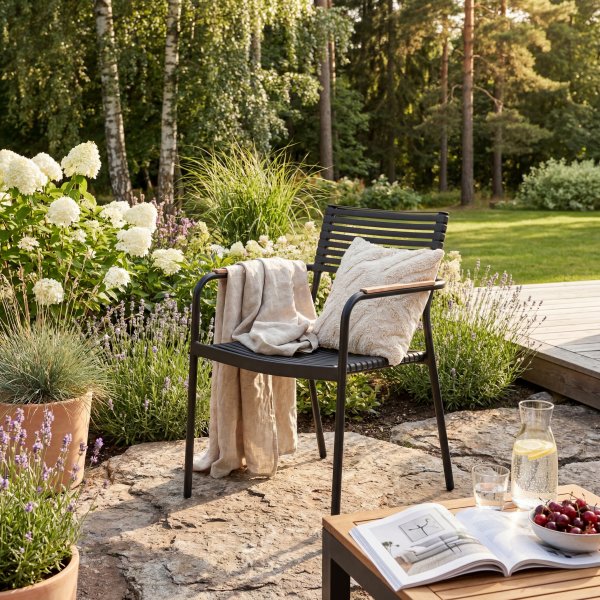 Stapelbarer Gartenstuhl Pino mit Armlehnen - schwarz Stapelbarer Gartenstuhl Pino mit Armlehnen - schwarz