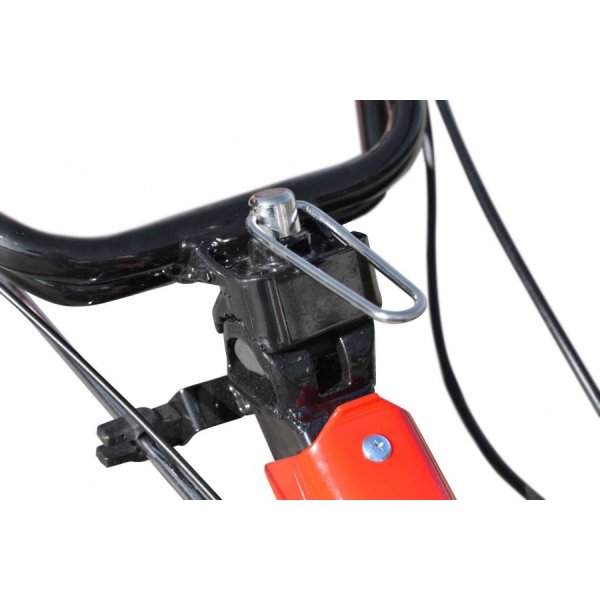 Bensindriven jordfrs med mnga tillbehrsmjligheter