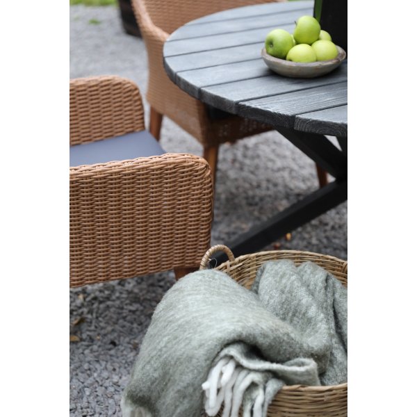 Esstischgruppe Mercury: Runder Scottsdale-Tisch in Shabby-Chic-Grau inklusive 4 Valetta-Sesseln aus naturfarbenem Kunstrattan + Reinigungsspray für Gartenmöbel Esstischgruppe Mercury: Runder Scottsdale-Tisch in Shabby-Chic-Grau inklusive 4 Valetta-Sesseln aus naturfarbenem Kunstrattan + Reinigungsspray für Gartenmöbel