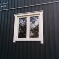 Känns väldigt rejäla hög kvalitets kännsla. Utseendet skiljer dock från visningsbilden. Mitt stolpen är mycket bredare en vad bilden visar, blecken under fönstret var vit istället för aluminium och hakfästena på insidan är någon modernare version. 3-glasfönster Trä utåtgående - 2-Luft - U-värde 1,1