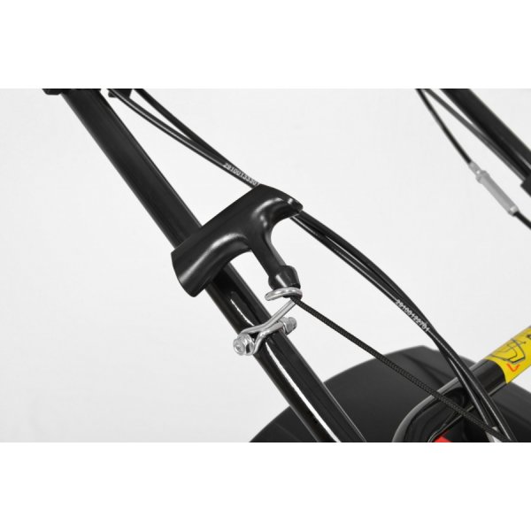 Bensindriven gräsklippare 46cm, självgående 4 växlar - 135cc Bensindriven gräsklippare 46cm, självgående 4 växlar - 135cc