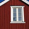 Byte till \"toppenfina\" 3-glasfönster i mitt föräldrahem. Måttbeställda för att inte behöva göra så stora ingrepp i fasaden. 3-glasfönster Trä utåtgående - 2-Luft - U-värde 1,1