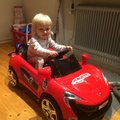 Kundbild Eldriven sportbil för barn - Röd: Mitt lilla barnbarn med sin lilla...