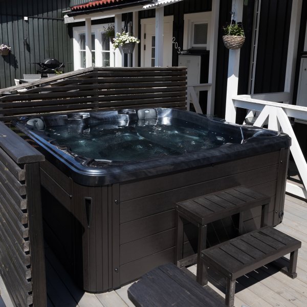 Spabad 5–6 personer Lucite® Akryl, Gecko® Cirkulationspump & Balboa® Styrsystem 2026 - Poseidon Black Edition Spabad 5–6 personer Lucite® Akryl, Gecko® Cirkulationspump & Balboa® Styrsystem 2026 - Poseidon Black Edition