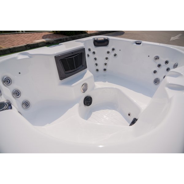 Spabad Aurora – 4 sittplatser (200×155 cm) Spabad Aurora – 4 sittplatser (200×155 cm)