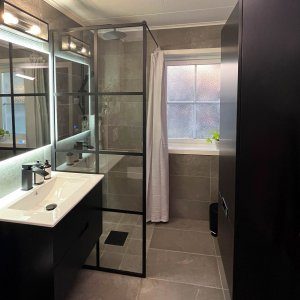 Duschv&auml;gg 80x210cm | 6mm s&auml;kerhetsglas | Svarta profiler