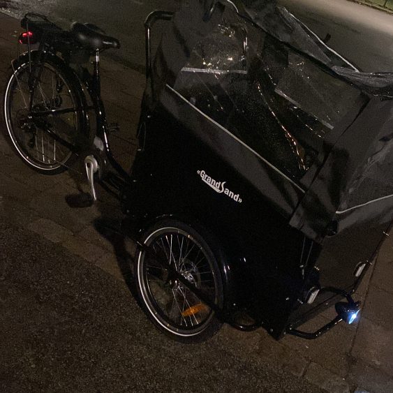 Kundbild Eldriven L�dcykel med svart l�da: Mycket n�jd