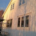 Fyra välbyggda fönster som skall ge 60-tals huset nytt utseende och ett skönt inomhus klimat. 3-glasfönster Trä utåtgående - 3-Luft - U-värde 1,1