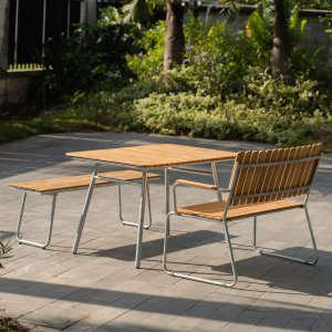 Möllan utegrupp i teak: soffa + bänk och matbord 120x80 cm Möllan utegrupp i teak: soffa + bänk och matbord 120x80 cm