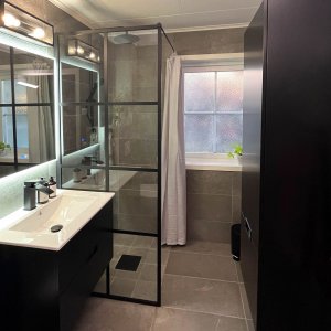 Brusevæg 80x210cm | 6mm sikkerhedsglas | Sorte profiler Brusevæg 80x210cm | 6mm sikkerhedsglas | Sorte profiler