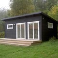 Attefallshus 25 kvm med pulpettak. Parfönsterdörr - Helglasad 3-glas - Trä - U-värde: 1,1