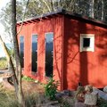Vårt bastubygge på ön Svartlöga i Stockholms skärgård. Tre st kallförrådsdörrar som blivit nymålade i slutet av augusti 2014. Havet i bakgrunden speglar sig i dörrarna. Kallförrådsdörr 10 °C - Tät (utan glas)